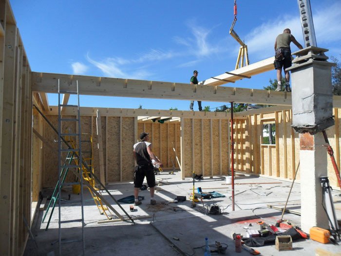 Travaux de construction d'une ossature de maison en bois