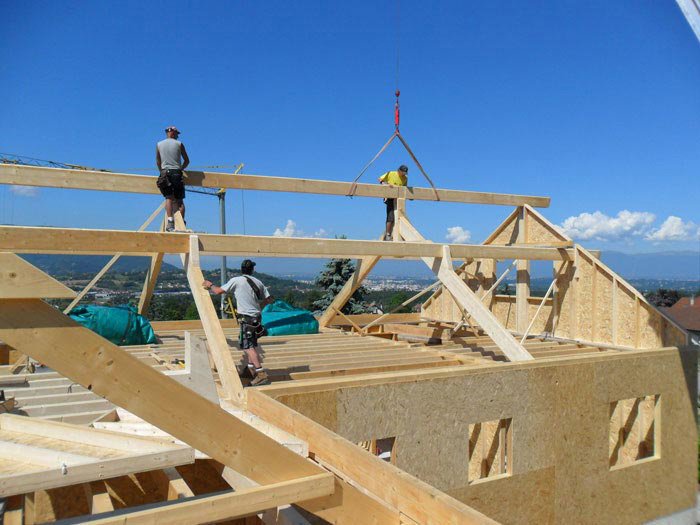 Zoom sur une chapente en bois sur maison en ossature bois