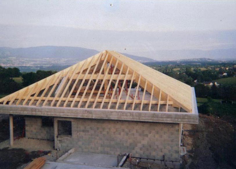 Charpente en bois d'une maison en construction